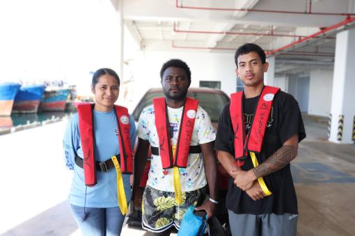 𝘔𝘦𝘳𝘪𝘢𝘯𝘢 𝘗𝘰𝘻𝘯𝘢𝘯𝘴𝘬𝘪, 𝘏𝘰𝘷𝘦𝘭 𝘋𝘢𝘬𝘰, 𝘢𝘯𝘥 𝘉𝘳𝘦𝘯𝘥𝘢𝘯 𝘒𝘦𝘰𝘯𝘪 𝘒𝘢𝘵𝘵𝘪𝘭 prepare to board Nautilus